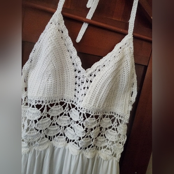 Elegant NWT Beautiful bright white maxi dress w/ v neck. Intricate soft crochet. - Picture 3 of 8